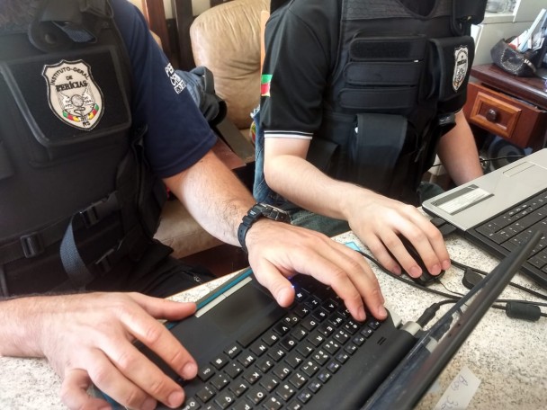 Peritos criminais