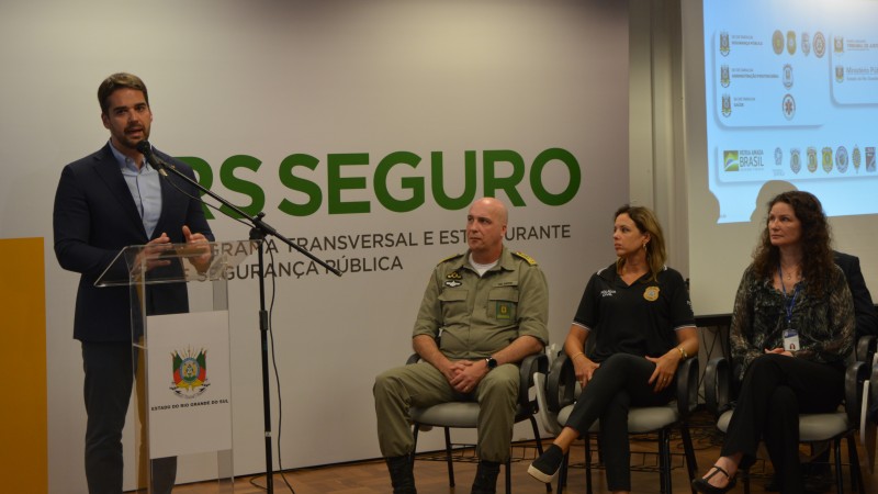 Gov Eduardo Leite, Cmdte Geral da BM, Rodrigo Mohr, Chefe da Polícia Civil, Nadine Anflor, e Diretora Geral do IGP, Heloisa Kuser
