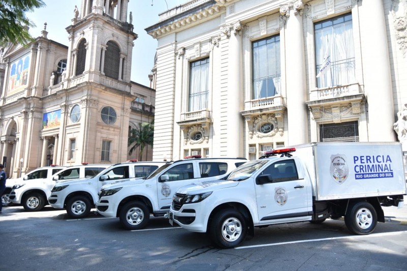 IGP de Caxias recebe três novas viaturas do Governo do Estado