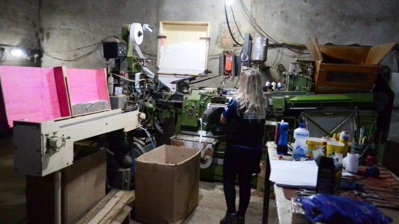 Perícia coleta vestígios de utilização em maquinário de fábrica