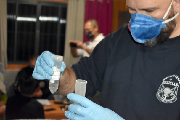 Pesquisa de luminol em residência da família