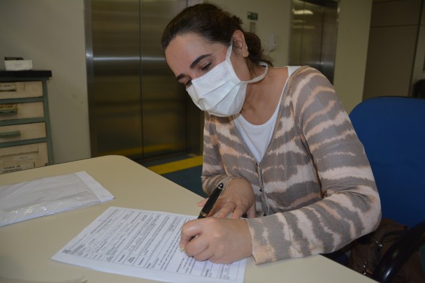 Feliz com o desafio: Laura assina o Termo de Posse como perita médica-legista                                    