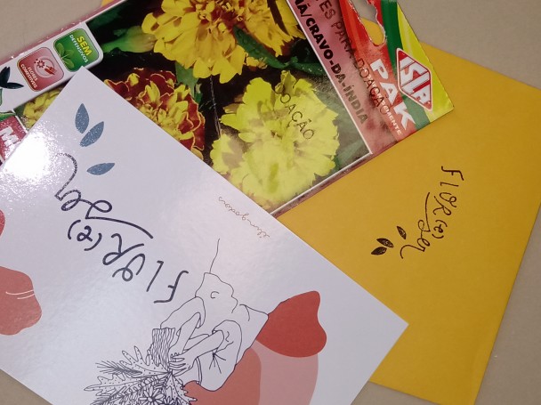 Envelope com cartão postal e sementes está sendo distribuído para vítimas e servidoras