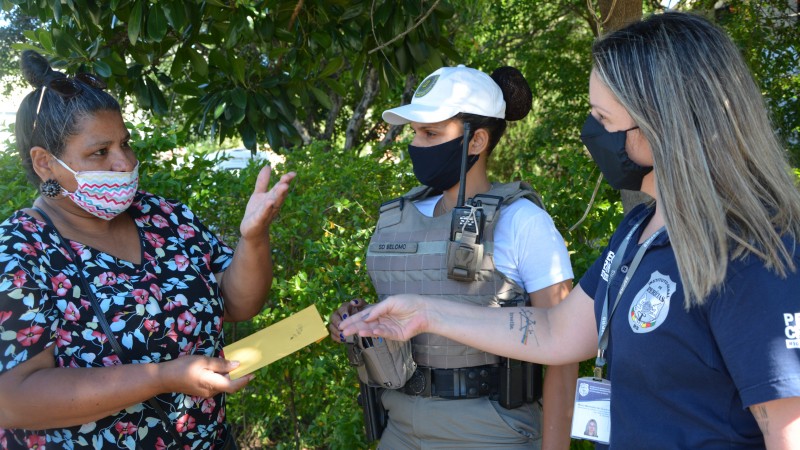 Durante a visita da Patrulha, Rosane (esq) recebeu o mimo entregue pelo IGP
