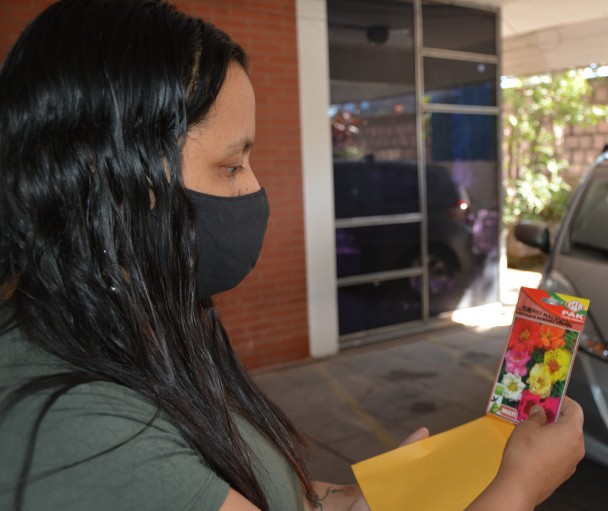 Carolina pretende plantar as flores na nova casa, longe do agressor