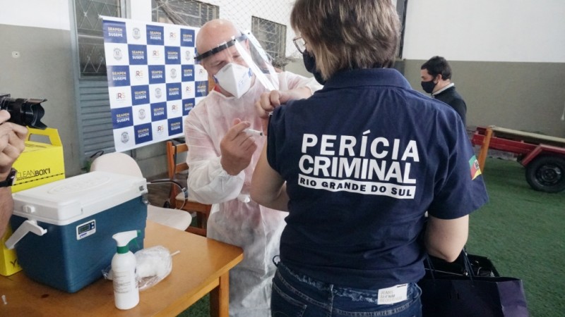 Servidora recebe vacina em Santa Maria