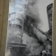 Foto mostra o esforço para apagar as chamas