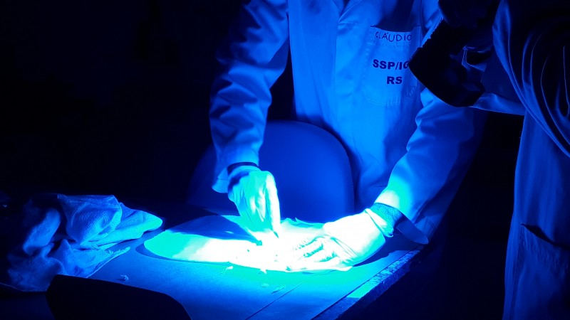 Luz forense foi usada para identificar sêmen nas roupas íntimas da vítima
