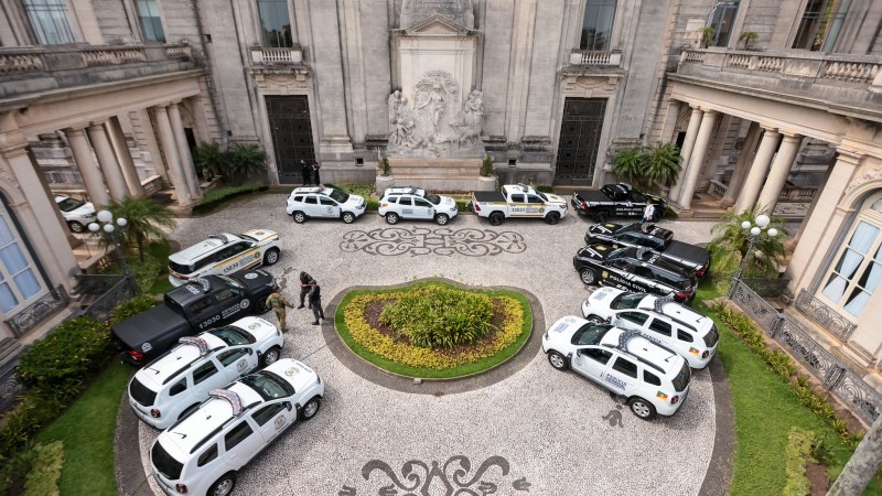 Alguns dos veículos entregues foram apresentados no jardim do Palácio Piratini