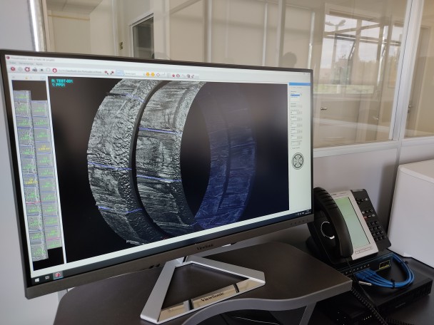 Imagem da tela de um computador com dois anéis simulando o equipamento