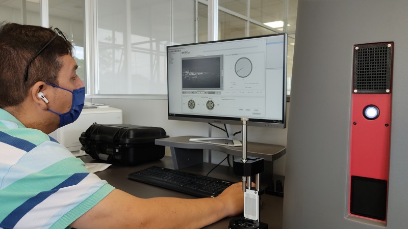 Equipamento escaneia o projetil e permite que seja comparado com munições encontradas em outros locais