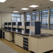 Sala do laboratório com mesa de mármore e armários brancos 