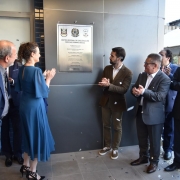 Diretora e Governador descerram a placa inaugural