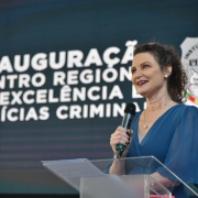 Diretora Heloisa com painel da inauguração ao fundo