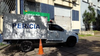 Carro da perícia parado em frente ao DML