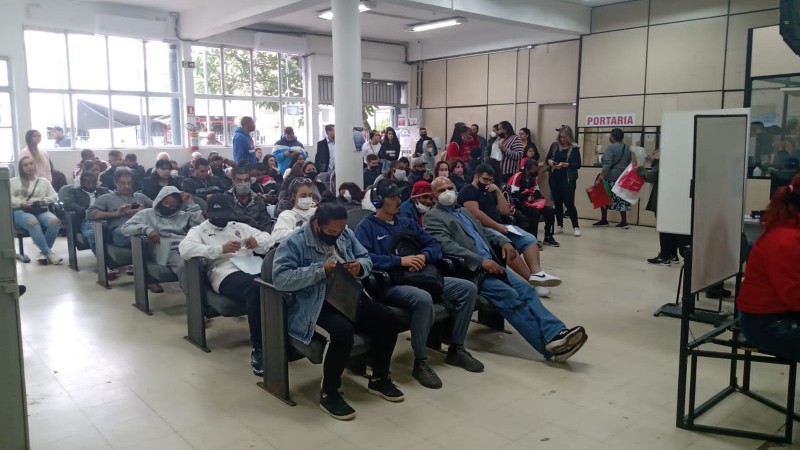 Pessoas esperando no Posto de Identificação da Azenha, Porto Alegre