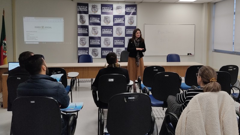 Diretora em frente ao aos alunos em sala de aula