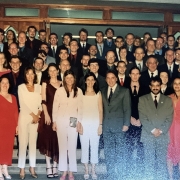 Grupo de pessoas reunidas sorrindo para foto