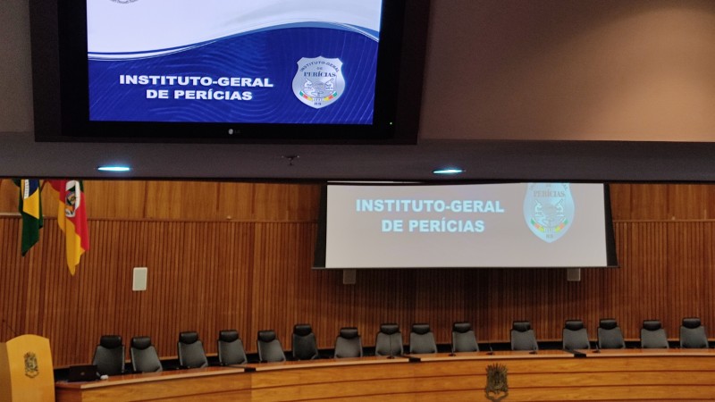 TV e telão com o logo do IGP