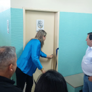 Diretora Marguet Mittmann abre a porta da sala do Posto Médico-Legal de Camaquã.
