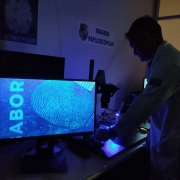 Imagem de uma impressão digital numa tela