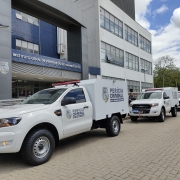cinco viaturas em frente ao prédio do IGP