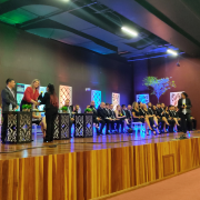 Formanda recebe seu diploma