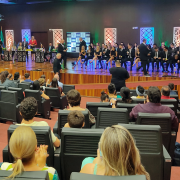 Público assiste a formatura