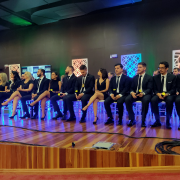 Os formandos participam da cerimônia no palco
