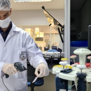 Perito manuseia equipamento no laboratório de DNA