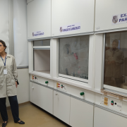 Nos laboratórios, as impressões são reveladas em diferentes superfícies utilizando produtos e equipamentos específicos