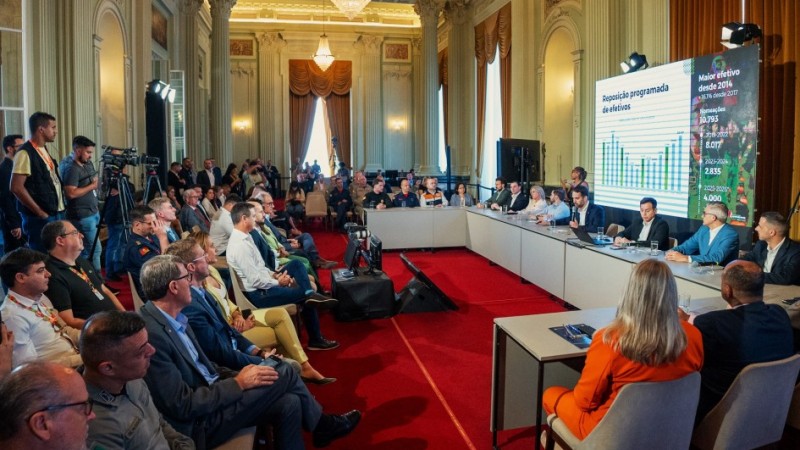 A foto mostra a entrevista coletiva no Palácio Piratini