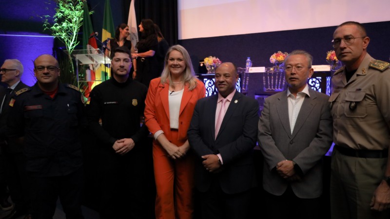 A foto mostra autoridades durante o seminário