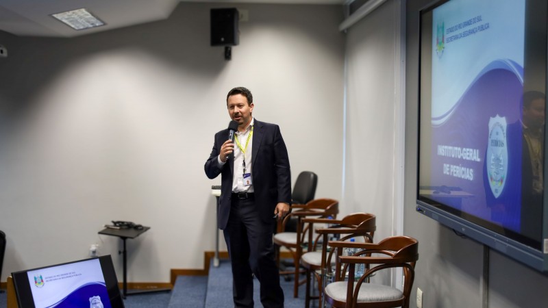 A foto mostra o corregedor Rodrigo Cesar da Silva durante palestra