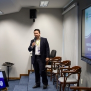 A foto mostra o corregedor Rodrigo Cesar da Silva durante palestra