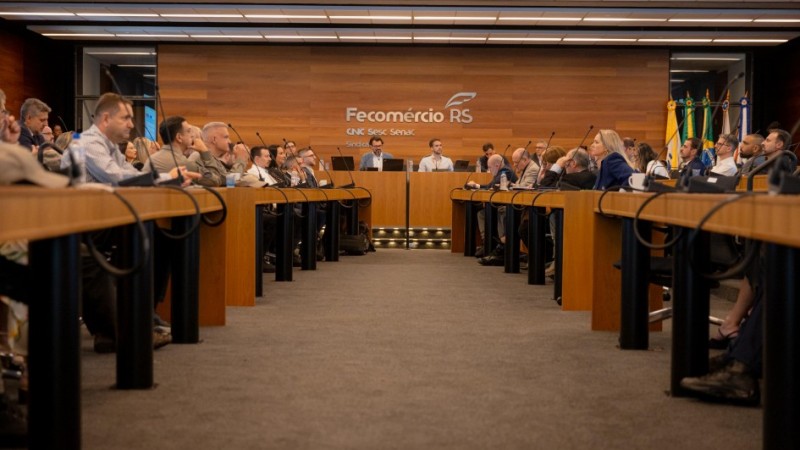 A foto mostra autoridades reunidas em coletiva de imprensa