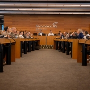 A foto mostra autoridades reunidas em coletiva de imprensa