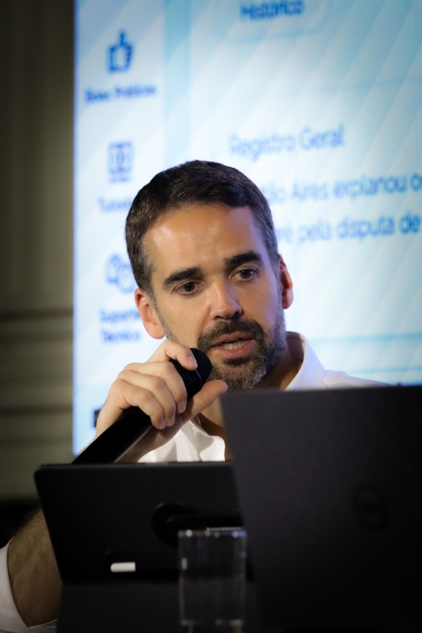 Foto do governador, Eduardo Leite, durante sua fala na Reunião A1.