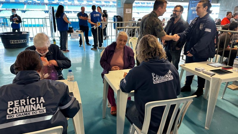 Imagem mostra peritos criminais do IGP atendendo na Arena do Grêmio, durante enchentes que atingiram o RS em maio de 2024