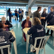 Imagem mostra peritos criminais do IGP atendendo na Arena do Grêmio, durante enchentes que atingiram o RS em maio de 2024