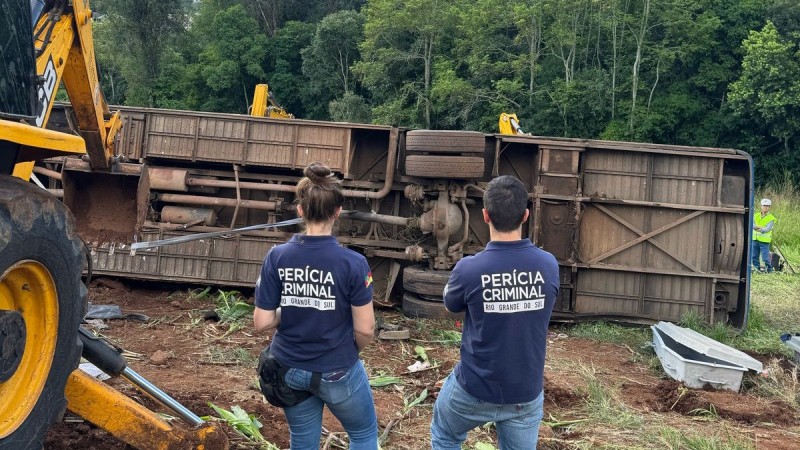 Peritos trabalham na investigação de acidente de trânsito