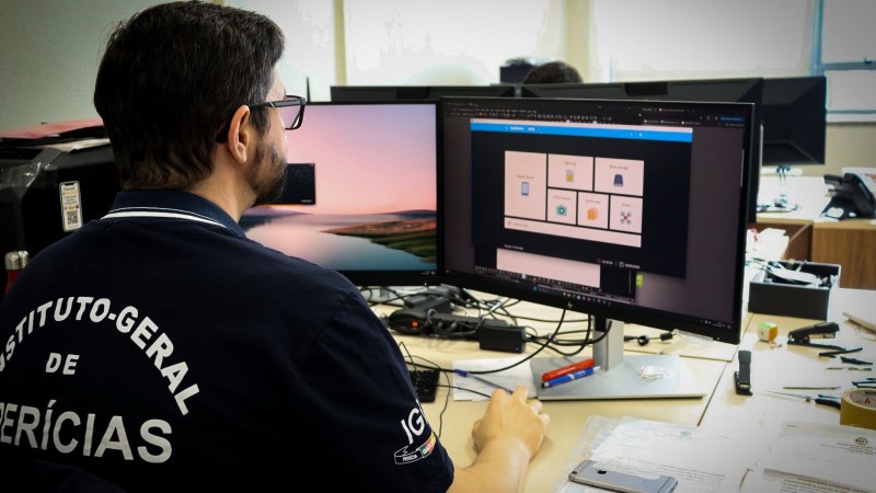 Imagem de um profissional do Instituto-Geral de Perícias trabalhando junto à Seção de Informática Forense.