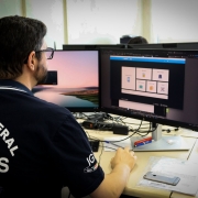 Imagem de um profissional do Instituto-Geral de Perícias trabalhando junto à Seção de Informática Forense.