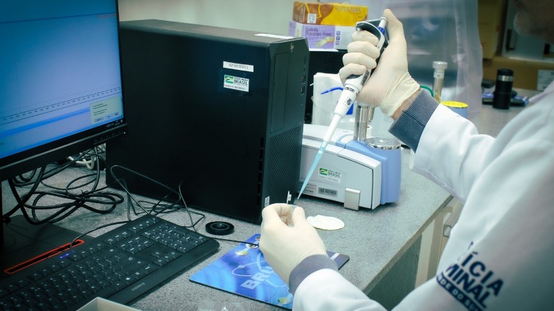 Imagem mostra servidor trabalhando em laboratório científico do IGP.
