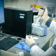 Imagem mostra servidor trabalhando em laboratório científico do IGP.