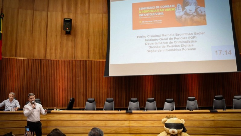 Perito Criminal Marcelo Bromfman Nadler durante sua palestra no Seminário de Combate à pedofilia e ao abuso infantojuvenil.