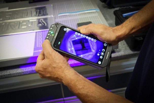 Foto de um equipamento eletrônico utilizado pelo IGP para coleta de digitais em cenas de crime.