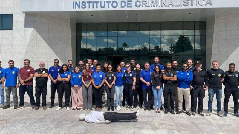 Fotografia dos participantes do curso em frente ao Instituto de Criminalística.