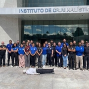 Fotografia dos participantes do curso em frente ao Instituto de Criminalística.