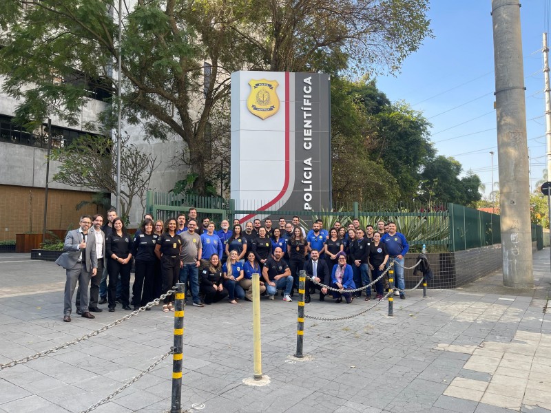 Fotografia dos participantes do curso em frente à sede da Polícia Científica de São Paulo.